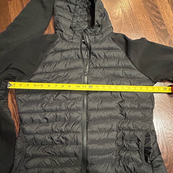 Black puffer lightweight jacket with fleece sleeves. - Picture 6 of 6